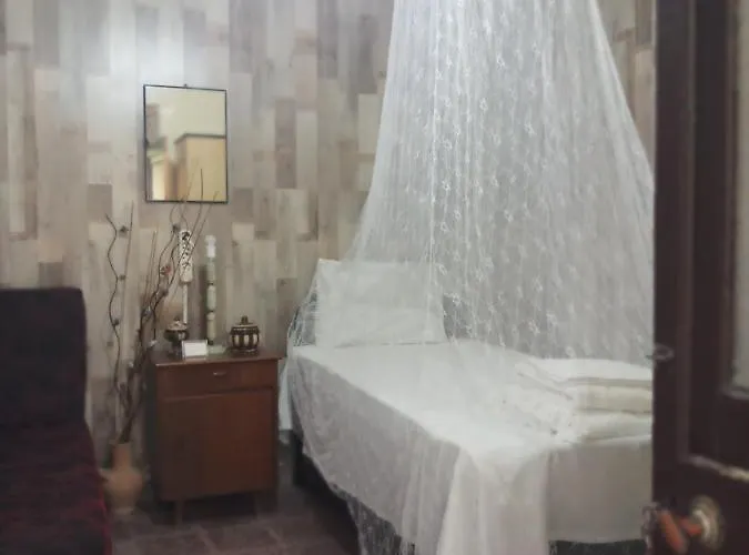 Mystery Garden Bed & Breakfast 3*