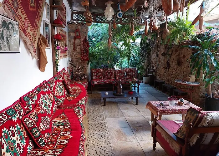 Mystery Garden Bed & Breakfast 3*