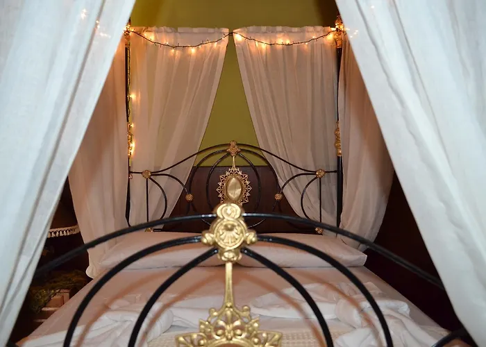 Mystery Garden Bed & Breakfast 3*