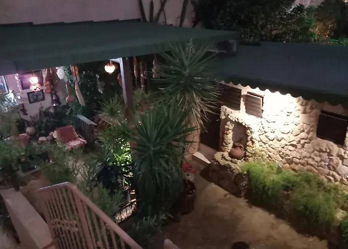 Mystery Garden Bed & Breakfast 3*