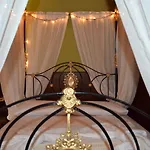 Mystery Garden Bed and Breakfast 3*