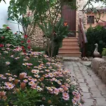 Mystery Garden Bed and Breakfast 3*