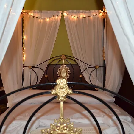 Mystery Garden Bed & Breakfast 3*