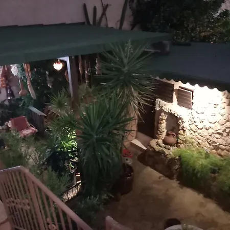 Mystery Garden Bed & Breakfast 3*