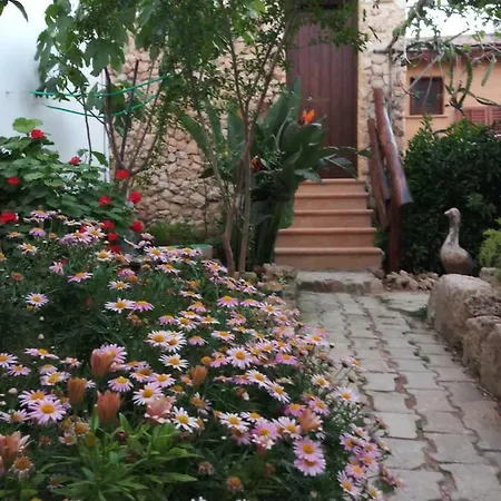 Mystery Garden Bed & Breakfast 3*